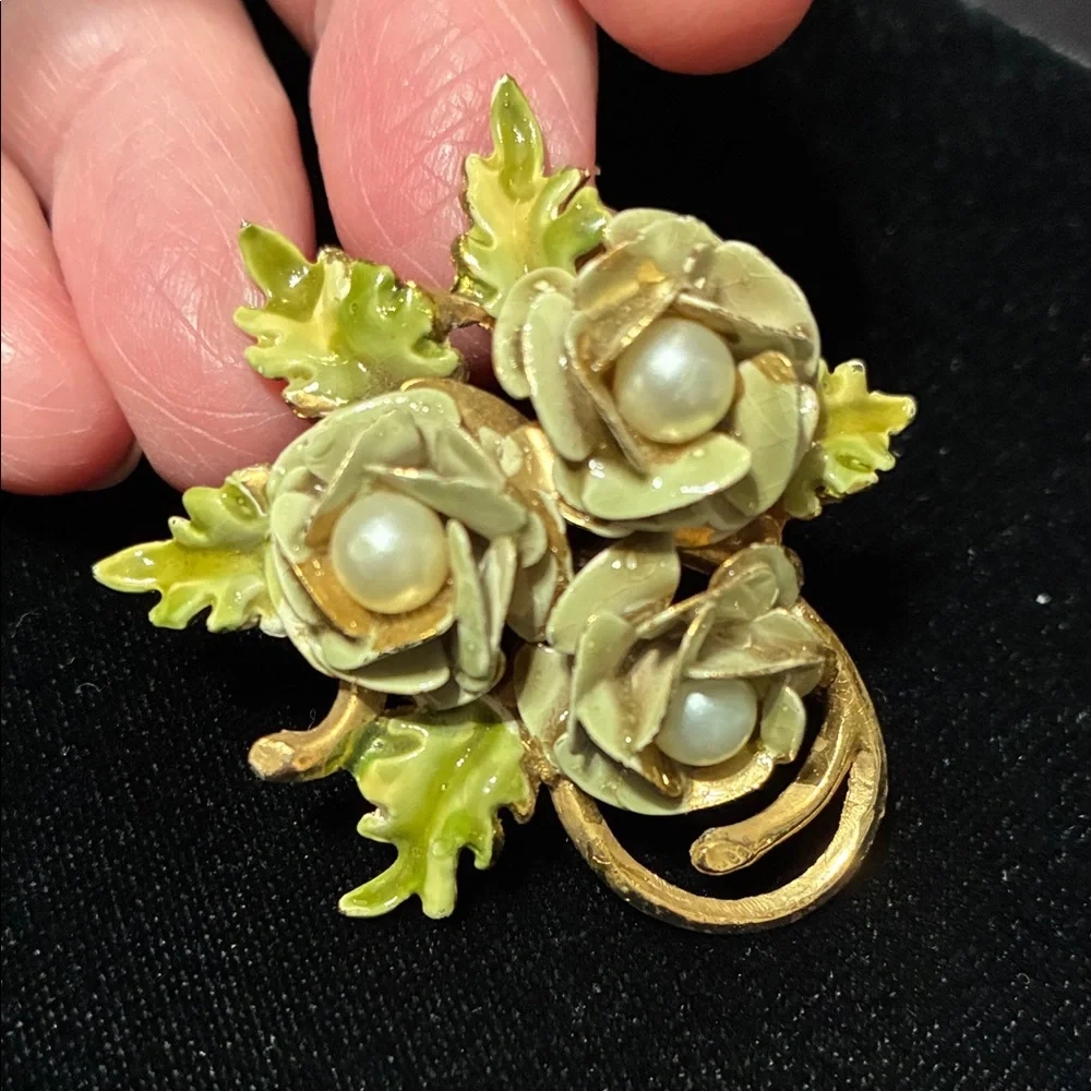 Elegant vintage Floral Pearl Brooch
